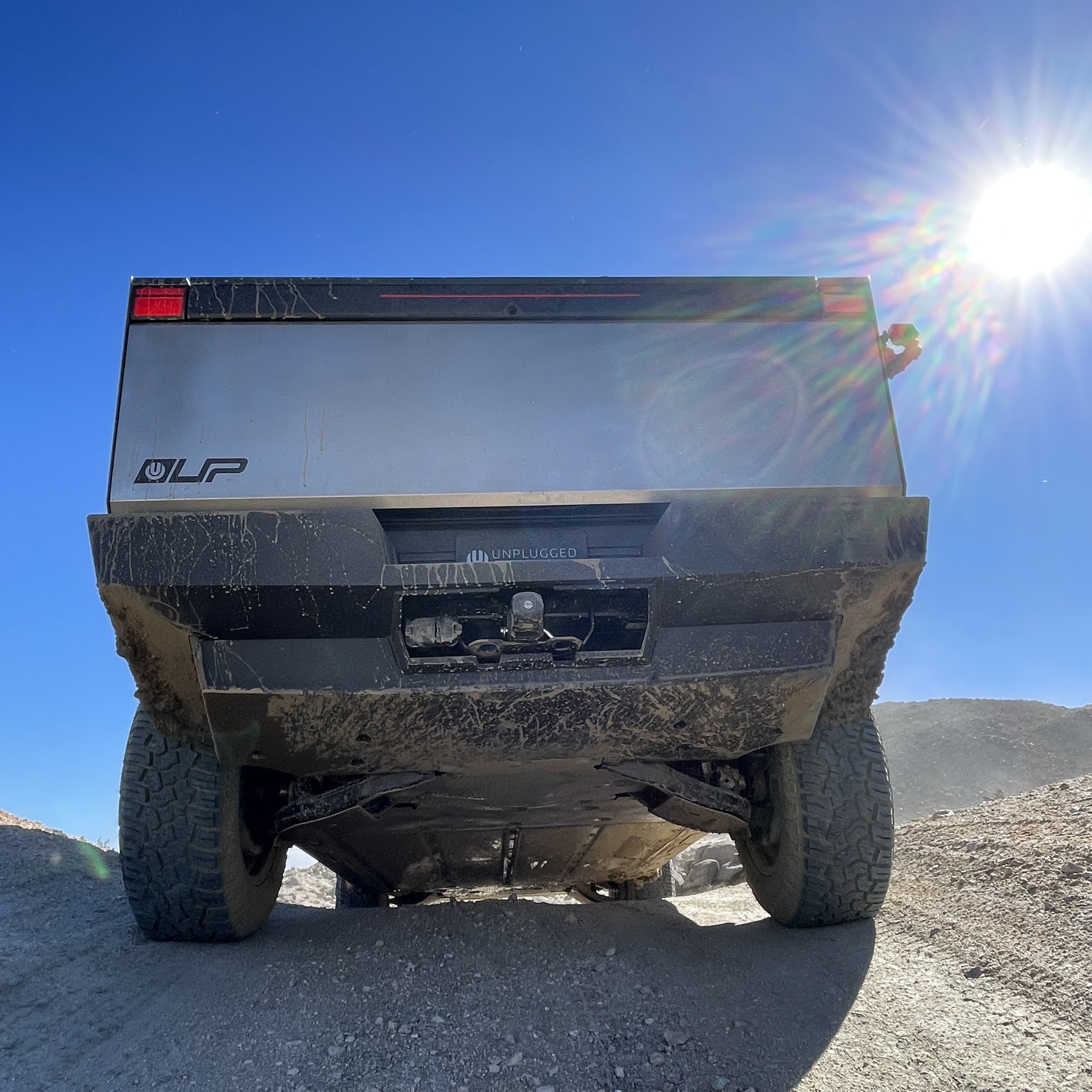 Mang thử Cybertruck đi off-road, ai ngờ gãy luôn cả bánh xe!- Ảnh 6. Mang thử Cybertruck đi off-road, ai ngờ gãy luôn cả bánh xe!- Ảnh 6.