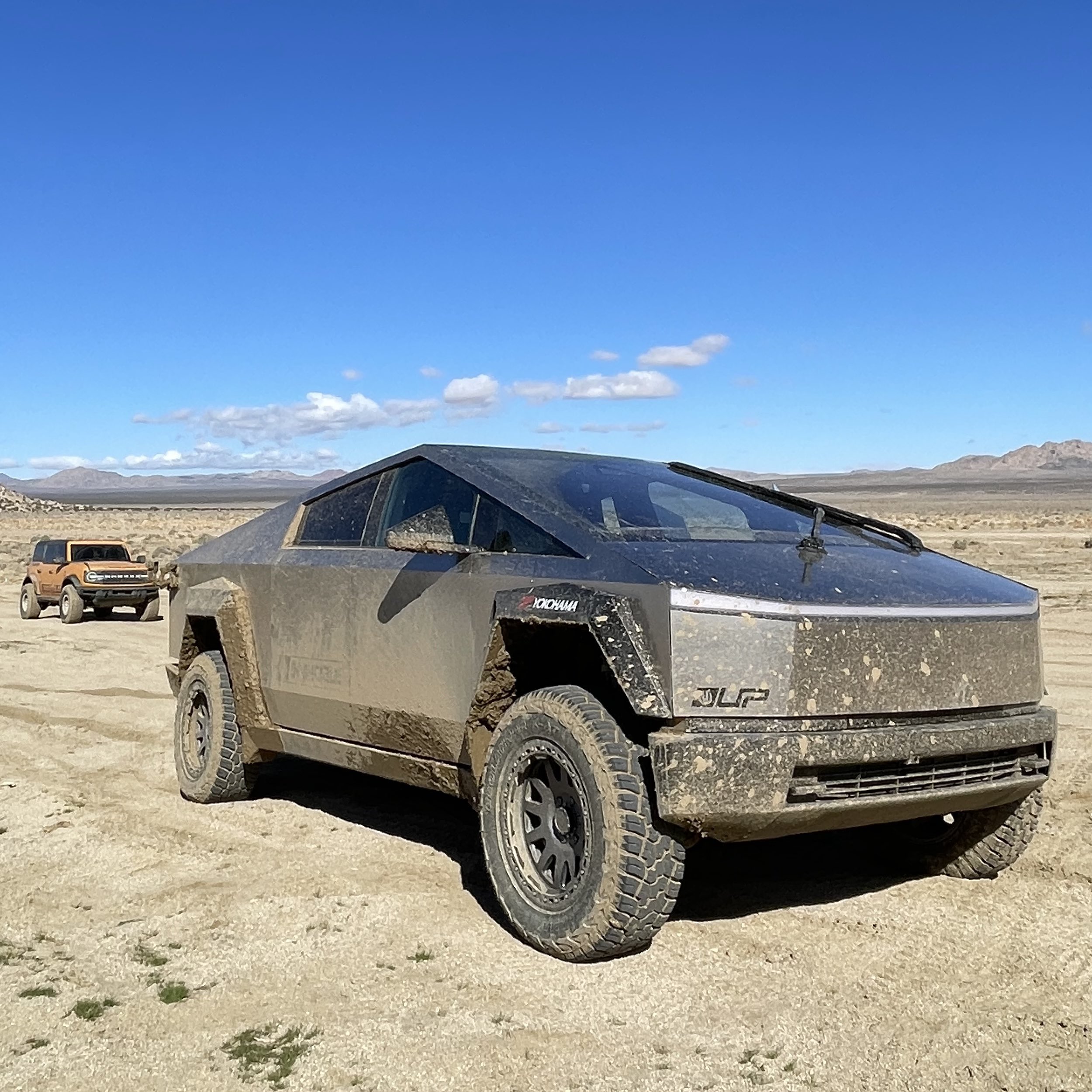 Mang thử Cybertruck đi off-road, ai ngờ gãy luôn cả bánh xe!- Ảnh 7. Mang thử Cybertruck đi off-road, ai ngờ gãy luôn cả bánh xe!- Ảnh 7.