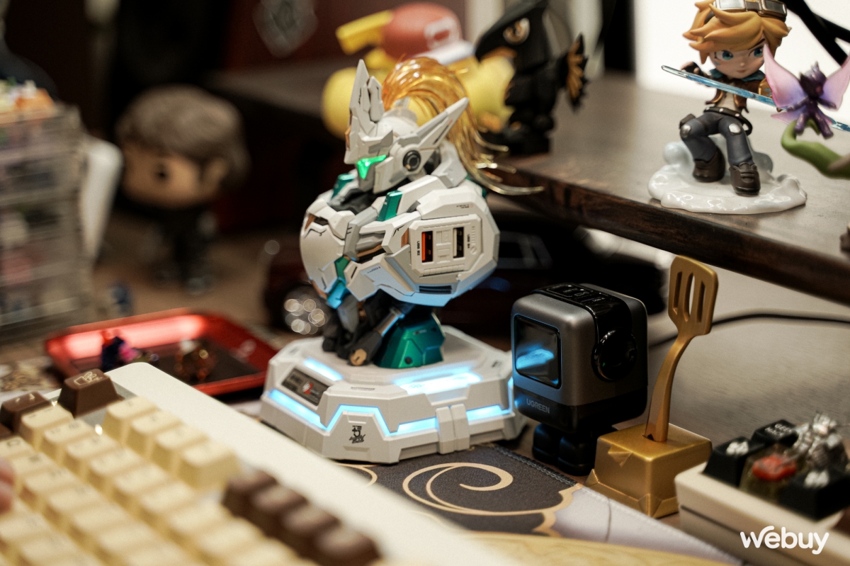 YouTuber tại Hà Nội với góc làm việc 'cả trăm triệu' tiền Gundam và bàn phím cơ- Ảnh 6. YouTuber tại Hà Nội với góc làm việc 'cả trăm triệu' tiền Gundam và bàn phím cơ- Ảnh 6.