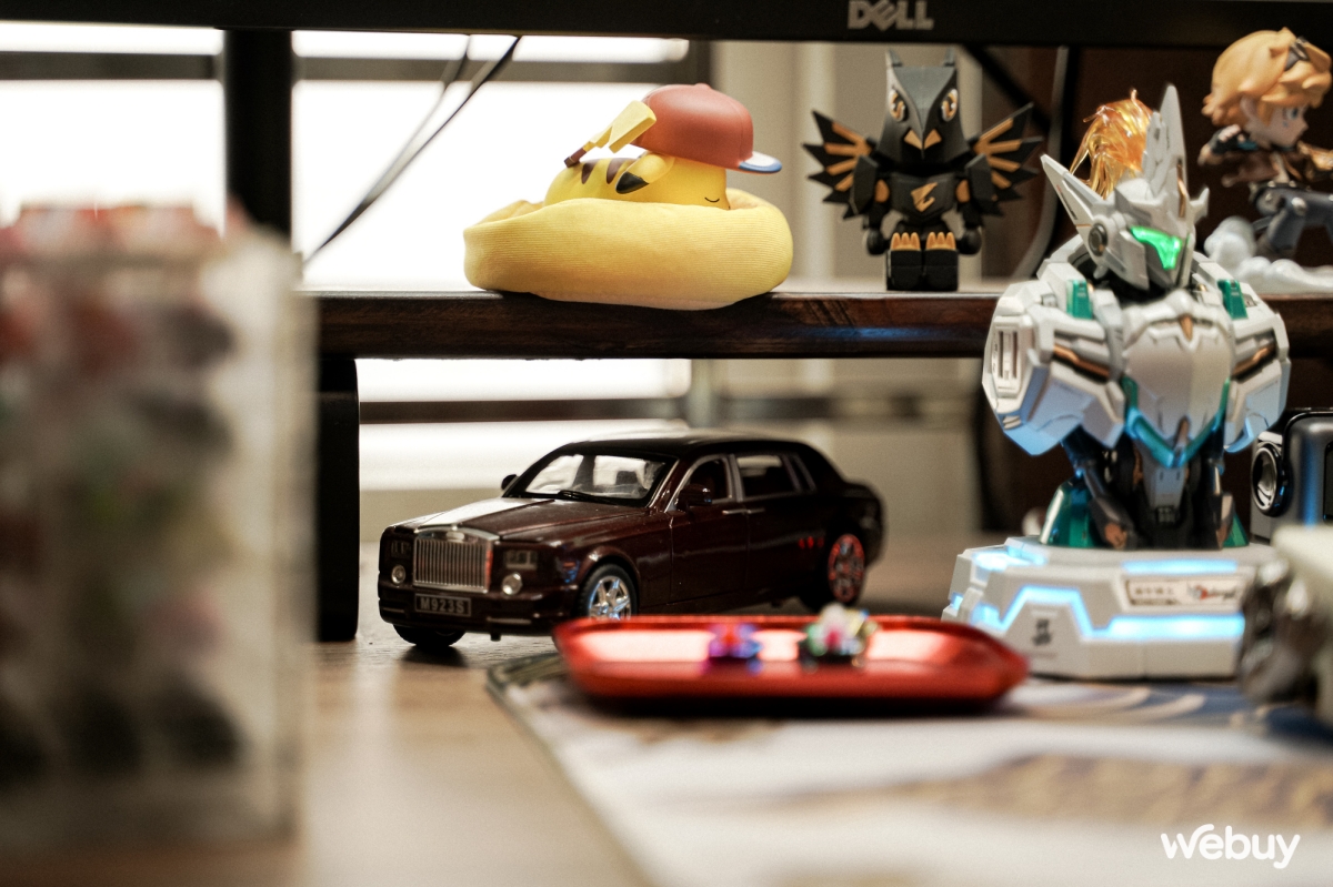 YouTuber tại Hà Nội với góc làm việc 'cả trăm triệu' tiền Gundam và bàn phím cơ- Ảnh 5. YouTuber tại Hà Nội với góc làm việc 'cả trăm triệu' tiền Gundam và bàn phím cơ- Ảnh 5.