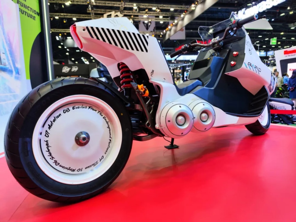 Xe máy điện lớn nhất thế giới có thể di chuyển 720 km sau mỗi lần sạc đầy!- Ảnh 6. Xe máy điện lớn nhất thế giới có thể di chuyển 720 km sau mỗi lần sạc đầy!- Ảnh 6.
