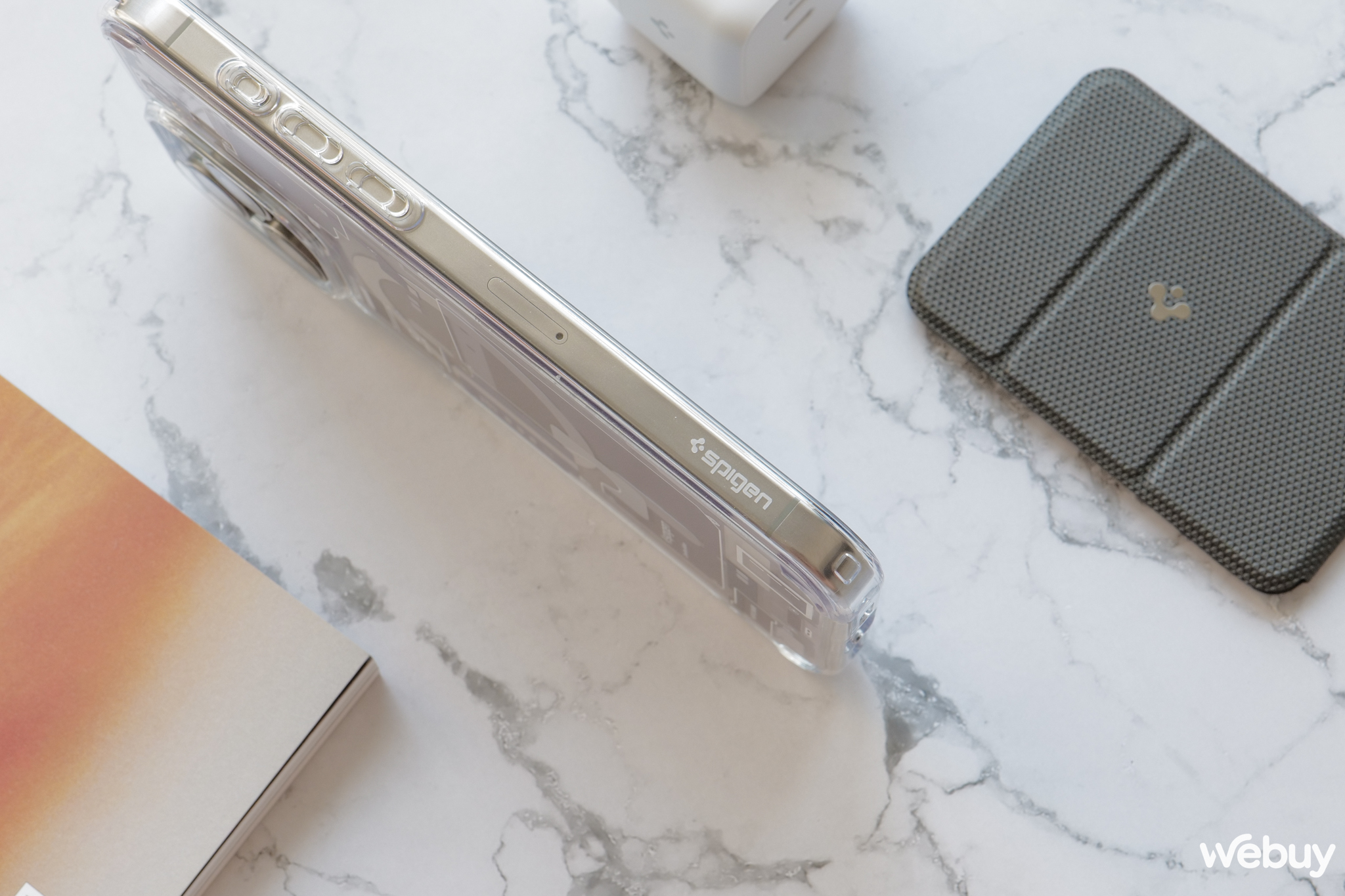 Dùng iPhone 15 Pro Max không nên bỏ qua ốp lưng này: Giá chỉ bằng ốp trong suốt chính hãng nhưng "chất" hơn nhiều- Ảnh 13. Dùng iPhone 15 Pro Max không nên bỏ qua ốp lưng này: Giá chỉ bằng ốp trong suốt chính hãng nhưng "chất" hơn nhiều- Ảnh 13.