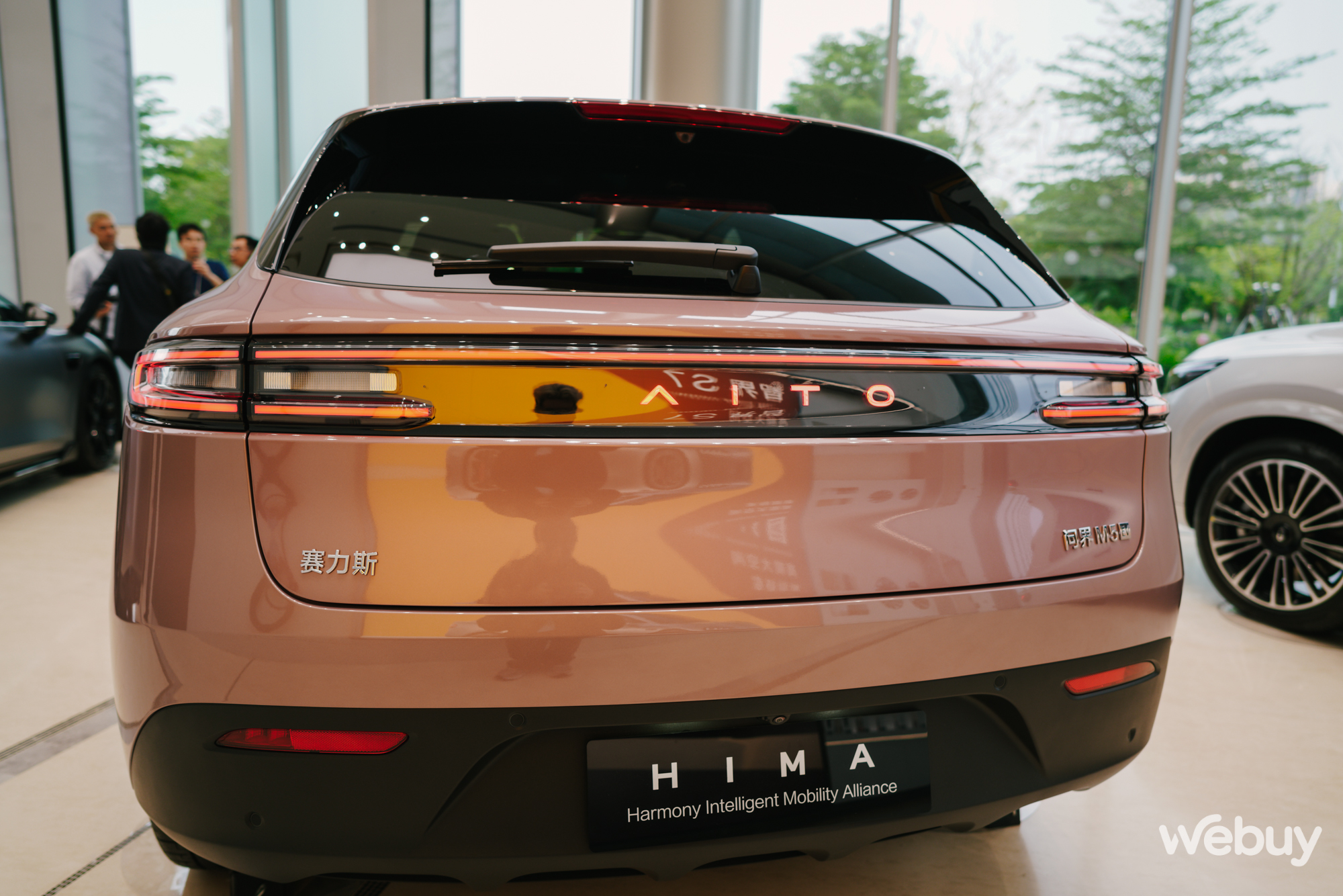 Trải nghiệm công nghệ tự lái trên xe điện Huawei: tự lái và tự đỗ mượt mà, nhưng sẽ tự tắt nếu người dùng bỏ tay khỏi vô lăng- Ảnh 8. Trải nghiệm công nghệ tự lái trên xe điện Huawei: tự lái và tự đỗ mượt mà, nhưng sẽ tự tắt nếu người dùng bỏ tay khỏi vô lăng- Ảnh 8.