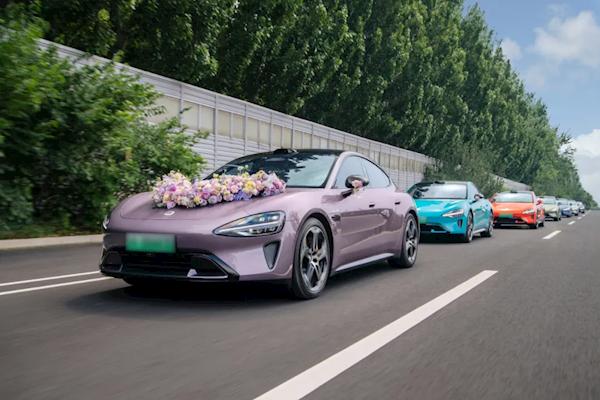 Chê Rolls-Royce và Bentley, cặp đôi này dùng Xiaomi SU7 làm xe hoa rước dâu: Dù không sang nhưng ai cũng phải ngước nhìn- Ảnh 3. Chê Rolls-Royce và Bentley, cặp đôi này dùng Xiaomi SU7 làm xe hoa rước dâu: Dù không sang nhưng ai cũng phải ngước nhìn- Ảnh 3.