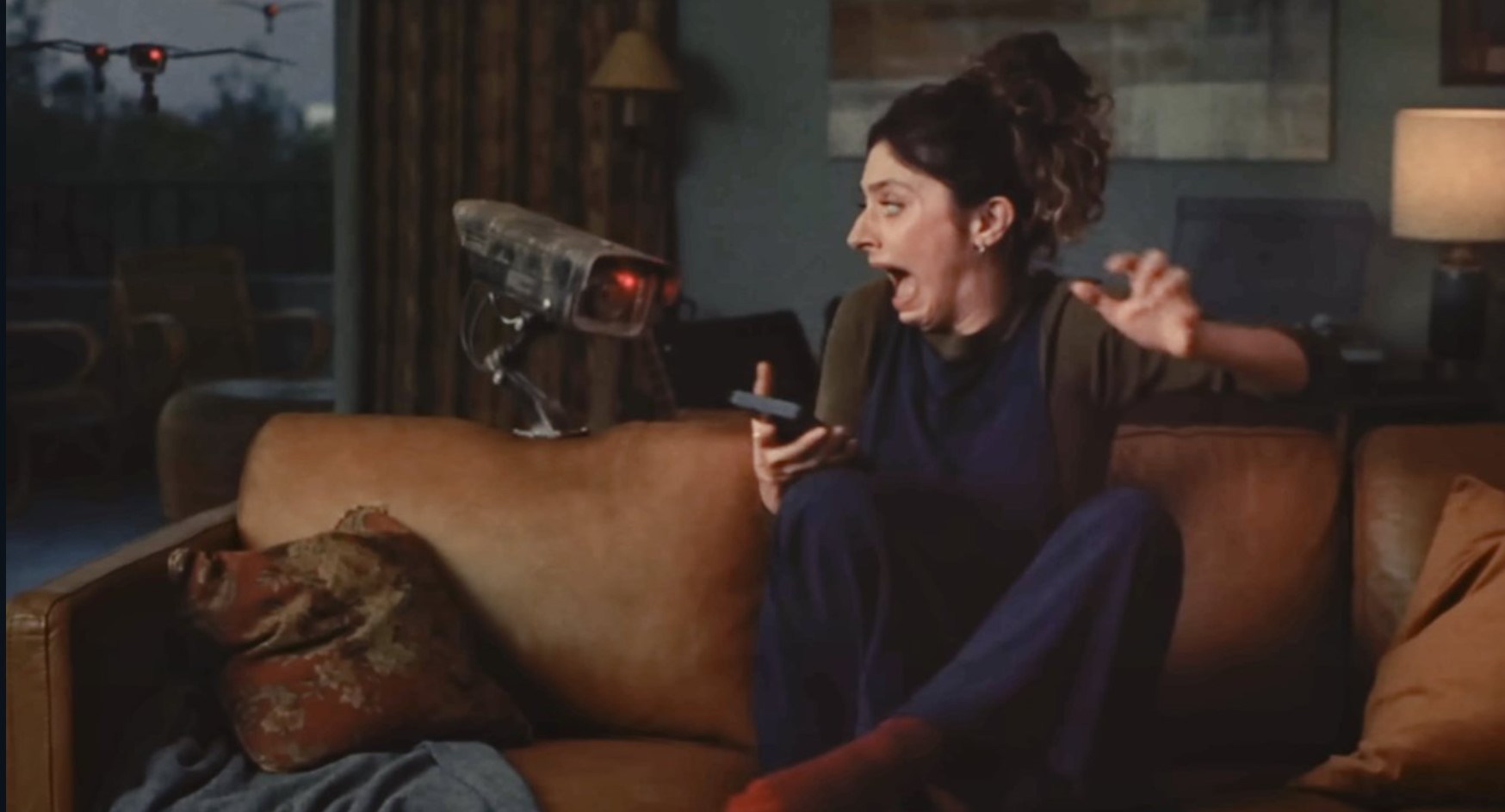 Apple tung phim ngắn về tính bảo mật của Safari: Camera biến hình như Transformers, vừa hài hước vừa rùng rợn nhưng lại rất thực tế- Ảnh 2. Apple tung phim ngắn về tính bảo mật của Safari: Camera biến hình như Transformers, vừa hài hước vừa rùng rợn nhưng lại rất thực tế- Ảnh 2.