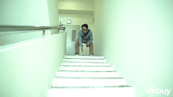 'Tra tấn' OPPO A3 để thử độ bền quân đội: Ngâm nước, ném cầu thang và cán xe qua- Ảnh 8. 'Tra tấn' OPPO A3 để thử độ bền quân đội: Ngâm nước, ném cầu thang và cán xe qua- Ảnh 8.