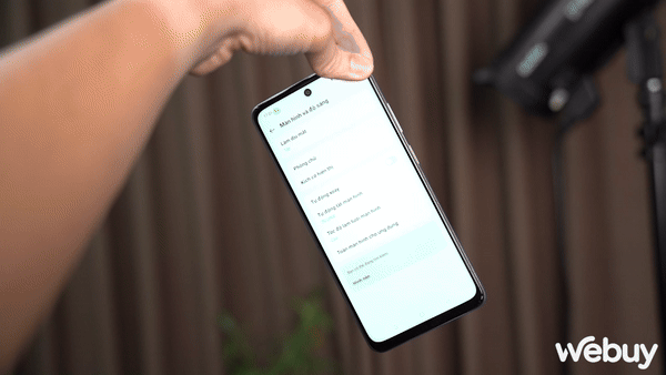 'Tra tấn' OPPO A3 để thử độ bền quân đội: Ngâm nước, ném cầu thang và cán xe qua- Ảnh 7. 'Tra tấn' OPPO A3 để thử độ bền quân đội: Ngâm nước, ném cầu thang và cán xe qua- Ảnh 7.