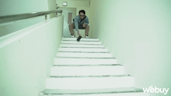 'Tra tấn' OPPO A3 để thử độ bền quân đội: Ngâm nước, ném cầu thang và cán xe qua- Ảnh 9. 'Tra tấn' OPPO A3 để thử độ bền quân đội: Ngâm nước, ném cầu thang và cán xe qua- Ảnh 9.