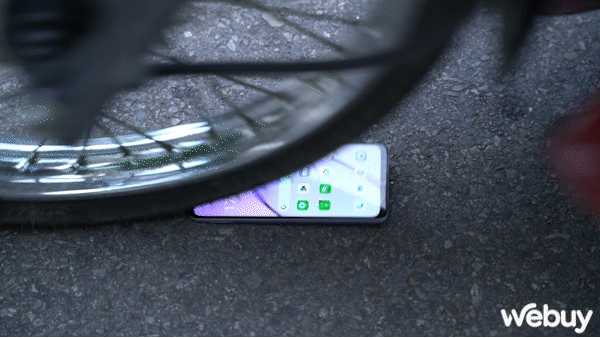'Tra tấn' OPPO A3 để thử độ bền quân đội: Ngâm nước, ném cầu thang và cán xe qua- Ảnh 11. 'Tra tấn' OPPO A3 để thử độ bền quân đội: Ngâm nước, ném cầu thang và cán xe qua- Ảnh 11.