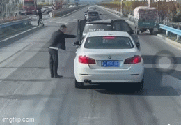 Tranh làn trên cao tốc, người đàn ông làm một việc khiến tài xế BMW tái mặt vội cố thủ trong xe - Ảnh 2. Tranh làn trên cao tốc, người đàn ông làm một việc khiến tài xế BMW tái mặt vội cố thủ trong xe - Ảnh 2.