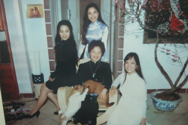 Nghệ sĩ sinh được 3 ngọc nữ đẹp bậc nhất màn ảnh Việt, tuổi 85 bán trà đá vỉa hè, sống yên vui - Ảnh 2. Nghệ sĩ sinh được 3 ngọc nữ đẹp bậc nhất màn ảnh Việt, tuổi 85 bán trà đá vỉa hè, sống yên vui - Ảnh 2.