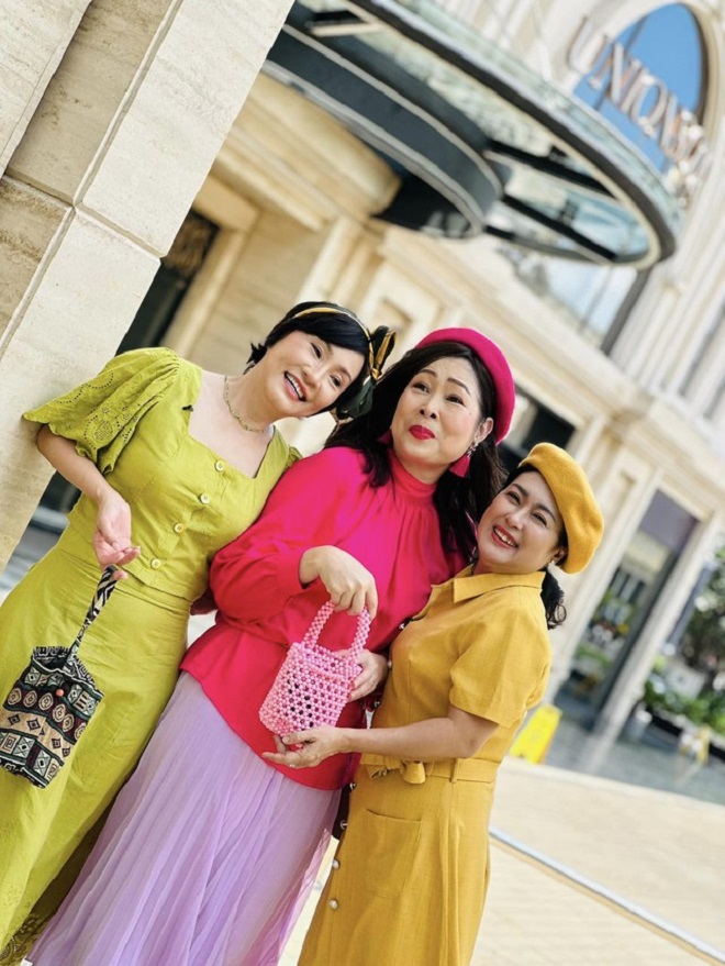 MC Lại Văn Sâm kể thời khó khăn, phải gửi tiền sang Nga trả nợ, Hồng Vân, Hồng Đào bán đồ si - Ảnh 1. MC Lại Văn Sâm kể thời khó khăn, phải gửi tiền sang Nga trả nợ, Hồng Vân, Hồng Đào bán đồ si - Ảnh 1.