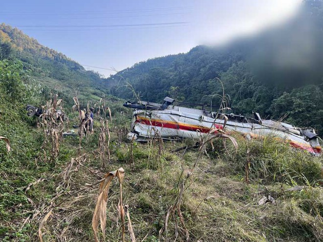 Camera 48 giây vụ xe bồn lao xuống vách núi ở Cao Bằng - Ảnh 2. Camera 48 giây vụ xe bồn lao xuống vách núi ở Cao Bằng - Ảnh 2.