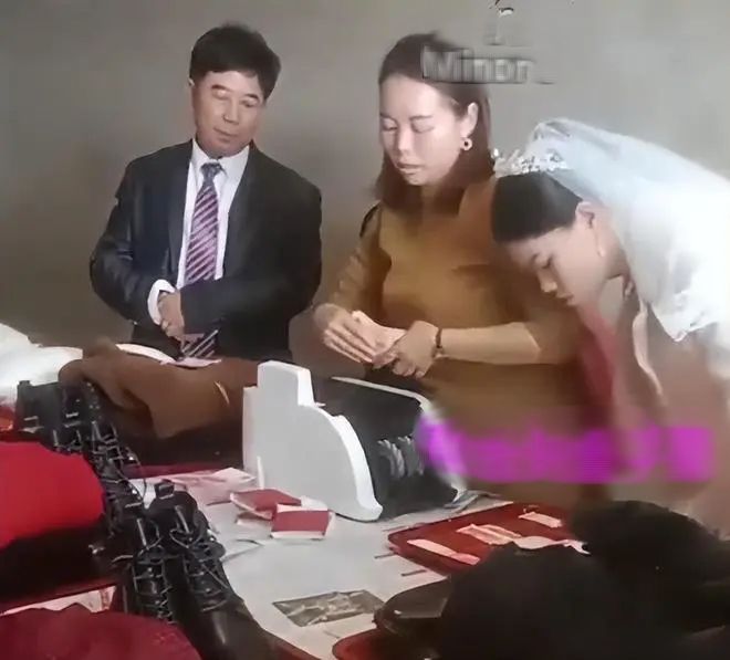 Nhà trai mang máy đếm tiền ra giữa lễ đường, dân tình bất bình: Đây là gả hay bán con gái? - Ảnh 1. Nhà trai mang máy đếm tiền ra giữa lễ đường, dân tình bất bình: Đây là gả hay bán con gái? - Ảnh 1.