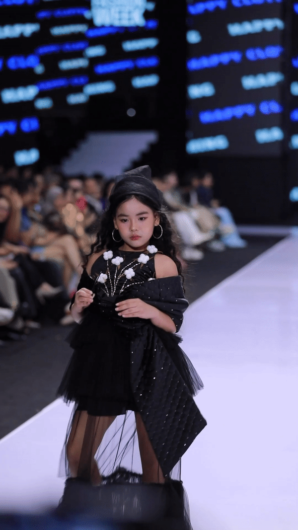 Nàng hậu nhí Bảo Ngọc mang phong thái chuẩn model lên sàn diễn Tuần lễ Thời trang Quốc tế Việt Nam 2023 - Ảnh 6. Nàng hậu nhí Bảo Ngọc mang phong thái chuẩn model lên sàn diễn Tuần lễ Thời trang Quốc tế Việt Nam 2023 - Ảnh 6.