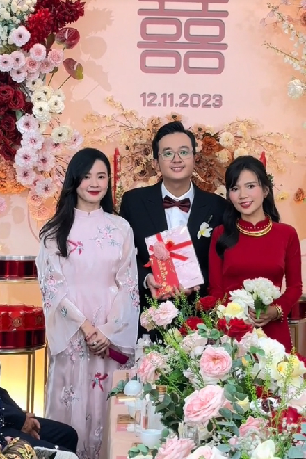 Em trai lấy vợ, Midu mạnh tay tặng sổ đỏ làm quà, nhan sắc tuổi U35 khiến dân tình xuýt xoa - Ảnh 1. Em trai lấy vợ, Midu mạnh tay tặng sổ đỏ làm quà, nhan sắc tuổi U35 khiến dân tình xuýt xoa - Ảnh 1.