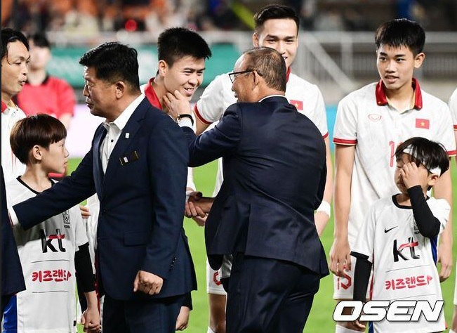 Báo Hàn Quốc chỉ ra điều đáng lo cho HLV Troussier ngay trước thềm vòng loại World Cup - Ảnh 1. Báo Hàn Quốc chỉ ra điều đáng lo cho HLV Troussier ngay trước thềm vòng loại World Cup - Ảnh 1.