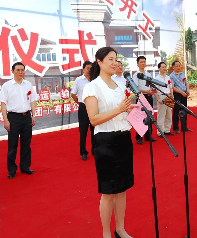 Bà huyện nuôi hàng chục ‘phi công trẻ’: Muốn hợp tác, chỉ cần đẹp trai là được! - Ảnh 2. Bà huyện nuôi hàng chục ‘phi công trẻ’: Muốn hợp tác, chỉ cần đẹp trai là được! - Ảnh 2.