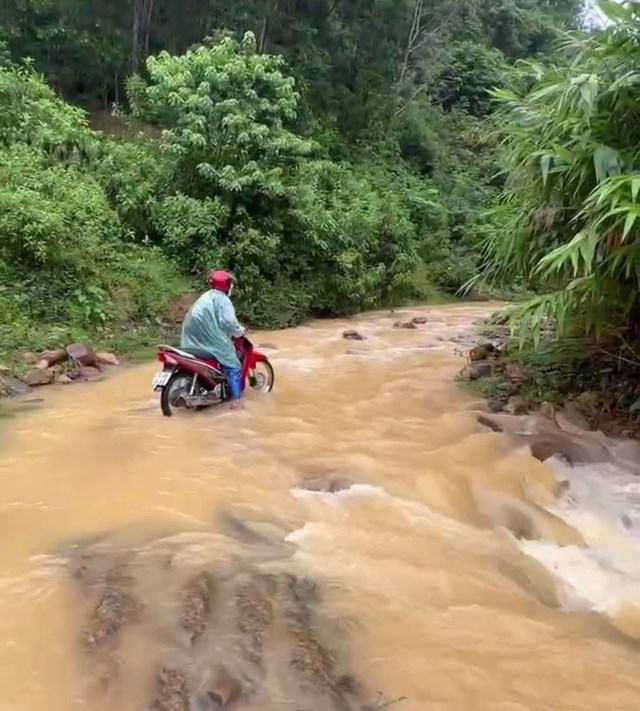 Cô giáo được người dân cõng vượt lũ đến trường, nụ cười trong gian khó gây bão mạng xã hội - Ảnh 6. Cô giáo được người dân cõng vượt lũ đến trường, nụ cười trong gian khó gây bão mạng xã hội - Ảnh 6.