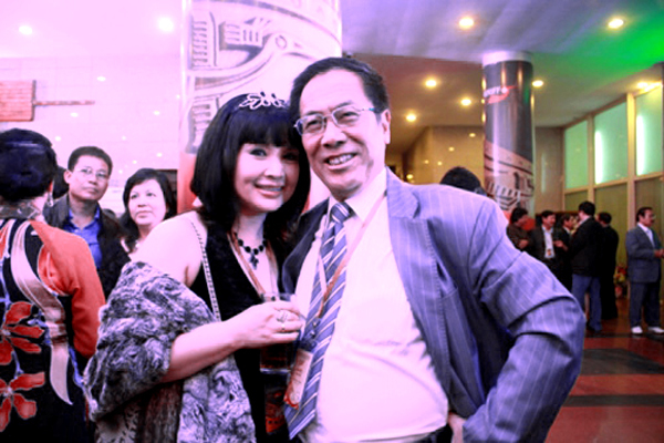 NSND nổi tiếng và hôn nhân 37 năm không có con chung: Chồng yêu chiều hết mực, ủng hộ hạ gò má ở tuổi U60 - Ảnh 4. NSND nổi tiếng và hôn nhân 37 năm không có con chung: Chồng yêu chiều hết mực, ủng hộ hạ gò má ở tuổi U60 - Ảnh 4.