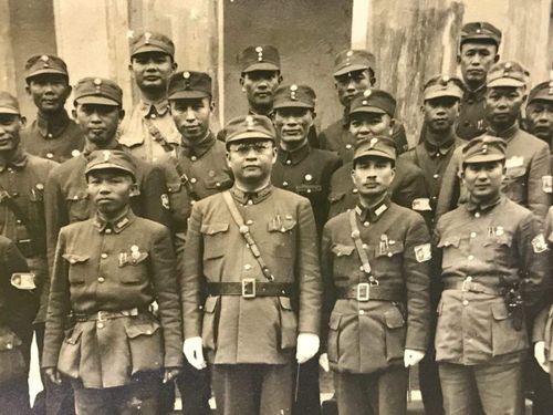 Kỳ lạ chuyện quân hàm của Quốc Dân đảng (Trung Quốc): Đứa trẻ 12 tuổi được phong đại tá - Ảnh 2. Kỳ lạ chuyện quân hàm của Quốc Dân đảng (Trung Quốc): Đứa trẻ 12 tuổi được phong đại tá - Ảnh 2.