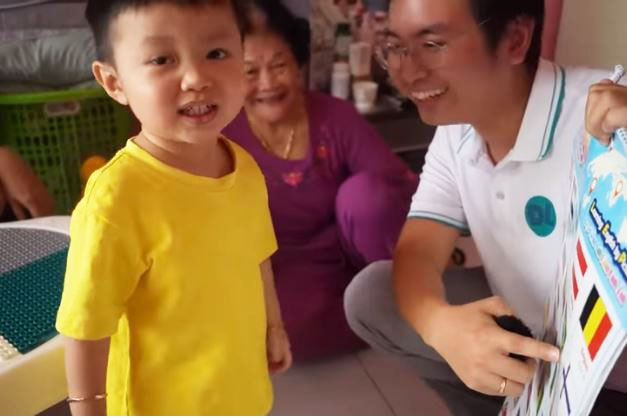 Thần đồng 2 tuổi nói chưa sõi nhưng trí nhớ siêu phàm: Thuộc làu cờ của 40 quốc gia, đọc kinh trôi chảy - Ảnh 1. Thần đồng 2 tuổi nói chưa sõi nhưng trí nhớ siêu phàm: Thuộc làu cờ của 40 quốc gia, đọc kinh trôi chảy - Ảnh 1.