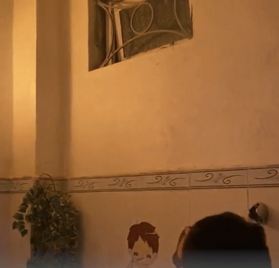 Đèn sưởi trong nhà tắm đột ngột bốc cháy, phát nổ: Lời cảnh báo cho nhiều gia đình vào mùa đông - Ảnh 1. Đèn sưởi trong nhà tắm đột ngột bốc cháy, phát nổ: Lời cảnh báo cho nhiều gia đình vào mùa đông - Ảnh 1.