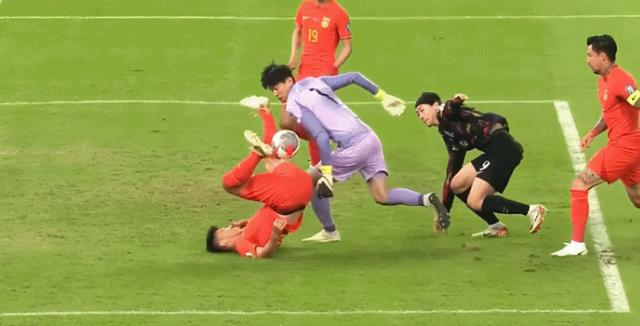 Thủng lưới sau sai lầm hài hước, tuyển Trung Quốc nhận thất bại nặng nề trên sân nhà - Ảnh 1. Thủng lưới sau sai lầm hài hước, tuyển Trung Quốc nhận thất bại nặng nề trên sân nhà - Ảnh 1.
