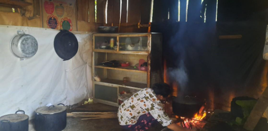 Cõng bếp gas lên bản xa tặng thầy cô giáo: Vừa Nuôi Em, vừa làm trợ thủ cho thầy cô giáo - Ảnh 2. Cõng bếp gas lên bản xa tặng thầy cô giáo: Vừa Nuôi Em, vừa làm trợ thủ cho thầy cô giáo - Ảnh 2.