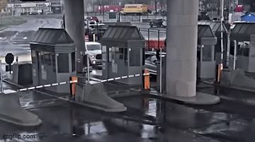 Lái xe sang 160km/h, cặp đôi gây ra vụ tai nạn làm rung chuyển biên giới Mỹ - Canada - Ảnh 1. Lái xe sang 160km/h, cặp đôi gây ra vụ tai nạn làm rung chuyển biên giới Mỹ - Canada - Ảnh 1.