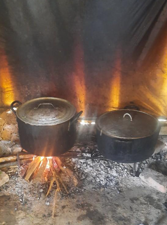 Cõng bếp gas lên bản xa tặng thầy cô giáo: Vừa Nuôi Em, vừa làm trợ thủ cho thầy cô giáo - Ảnh 1. Cõng bếp gas lên bản xa tặng thầy cô giáo: Vừa Nuôi Em, vừa làm trợ thủ cho thầy cô giáo - Ảnh 1.