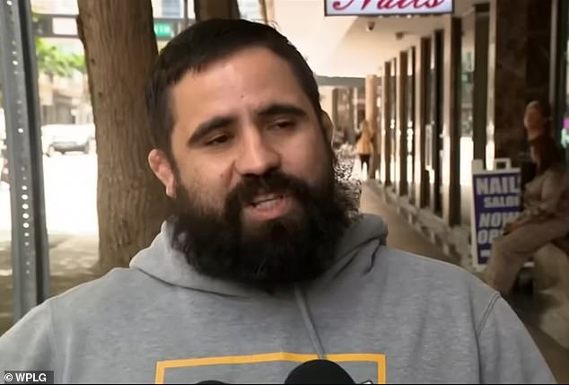 Cầm dao tấn công người đàn ông, gã côn đồ nhận cái kết bẽ bàng vì đụng nhầm đối thủ - Ảnh 2. Cầm dao tấn công người đàn ông, gã côn đồ nhận cái kết bẽ bàng vì đụng nhầm đối thủ - Ảnh 2.