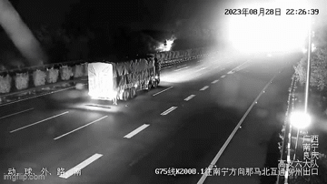 Dừng xe trên cao tốc, chưa đầy 1 phút sau những gì xảy ra khiến tài xế xe tải hối hận cả đời - Ảnh 1. Dừng xe trên cao tốc, chưa đầy 1 phút sau những gì xảy ra khiến tài xế xe tải hối hận cả đời - Ảnh 1.