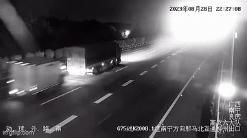 Dừng xe trên cao tốc, chưa đầy 1 phút sau những gì xảy ra khiến tài xế xe tải hối hận cả đời - Ảnh 2. Dừng xe trên cao tốc, chưa đầy 1 phút sau những gì xảy ra khiến tài xế xe tải hối hận cả đời - Ảnh 2.