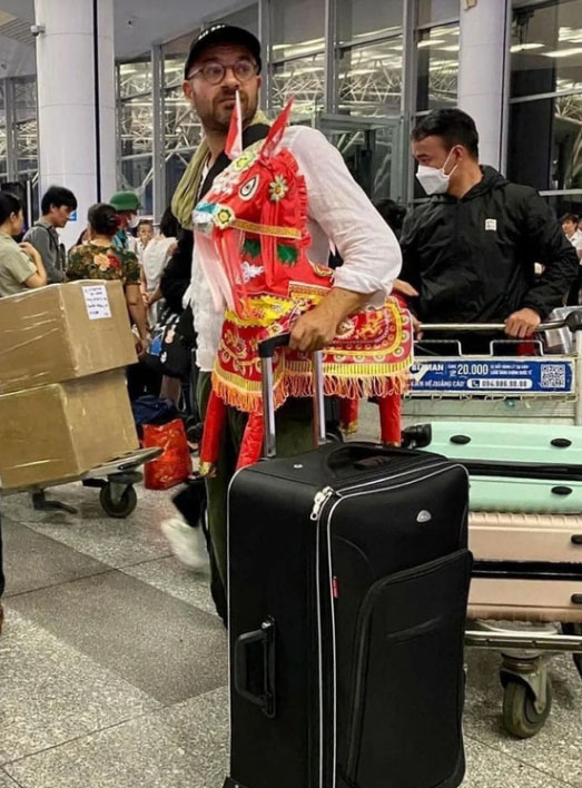 Chuyện anh Tây cầm hoa cúc vàng ra sân bay đón vợ hút triệu view: Sự thật được tiết lộ - Ảnh 4. Chuyện anh Tây cầm hoa cúc vàng ra sân bay đón vợ hút triệu view: Sự thật được tiết lộ - Ảnh 4.