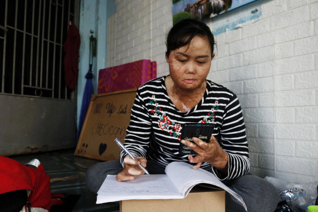 Bị bố đuổi khỏi nhà, chàng trai vẫn quyết cưới cô vợ từng bị chồng cũ tẩm xăng đốt, có 2 con riêng - Ảnh 2. Bị bố đuổi khỏi nhà, chàng trai vẫn quyết cưới cô vợ từng bị chồng cũ tẩm xăng đốt, có 2 con riêng - Ảnh 2.