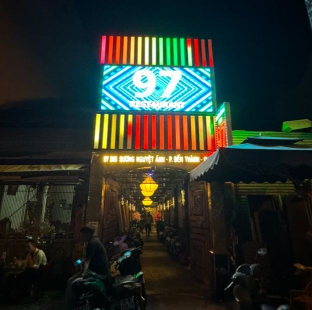 Vạch trần chiêu múa sexy dụ khách mua dâm thu lợi hàng chục tỷ đồng của nhà hàng tại TP.HCM - Ảnh 1. Vạch trần chiêu múa sexy dụ khách mua dâm thu lợi hàng chục tỷ đồng của nhà hàng tại TP.HCM - Ảnh 1.