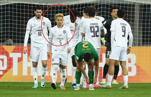 Theerathon Bunmathan bị tố châm ngòi vụ ẩu đả, lăng mạ bằng tiếng Trung rồi bỏ chạy lúc đồng đội bị đánh - Ảnh 3. Theerathon Bunmathan bị tố châm ngòi vụ ẩu đả, lăng mạ bằng tiếng Trung rồi bỏ chạy lúc đồng đội bị đánh - Ảnh 3.