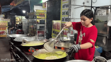 Quán bánh xèo hot nhất Sài Gòn lúc này: Bé gái 11 tuổi đã làm bếp trưởng, nghỉ học nuôi 2 em nhỏ mồ côi - Ảnh 1. Quán bánh xèo hot nhất Sài Gòn lúc này: Bé gái 11 tuổi đã làm bếp trưởng, nghỉ học nuôi 2 em nhỏ mồ côi - Ảnh 1.
