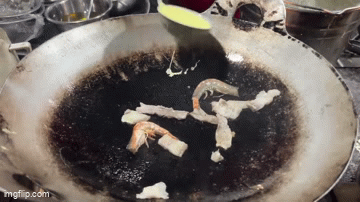 Quán bánh xèo hot nhất Sài Gòn lúc này: Bé gái 11 tuổi đã làm bếp trưởng, nghỉ học nuôi 2 em nhỏ mồ côi - Ảnh 4. Quán bánh xèo hot nhất Sài Gòn lúc này: Bé gái 11 tuổi đã làm bếp trưởng, nghỉ học nuôi 2 em nhỏ mồ côi - Ảnh 4.