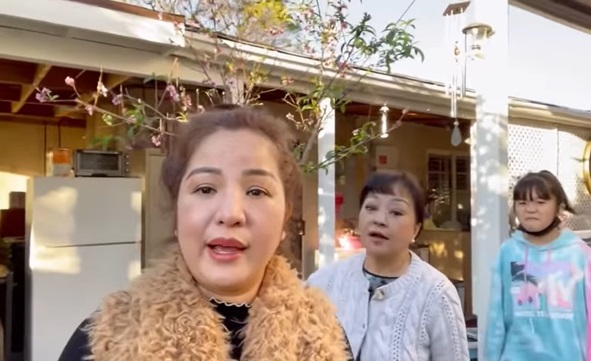 Danh ca vừa lộ diện tại The Masked Singer: Cuộc sống tuổi U70 bên chồng thứ 2 và con dâu Mỹ ra sao? - Ảnh 3. Danh ca vừa lộ diện tại The Masked Singer: Cuộc sống tuổi U70 bên chồng thứ 2 và con dâu Mỹ ra sao? - Ảnh 3.