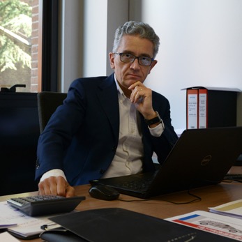 Sếp Torino Design bóc VinFast VF 7: Thân xe nhiều hình tam giác và điều dị thường hiếm ai thực hiện - Ảnh 1. Sếp Torino Design bóc VinFast VF 7: Thân xe nhiều hình tam giác và điều dị thường hiếm ai thực hiện - Ảnh 1.