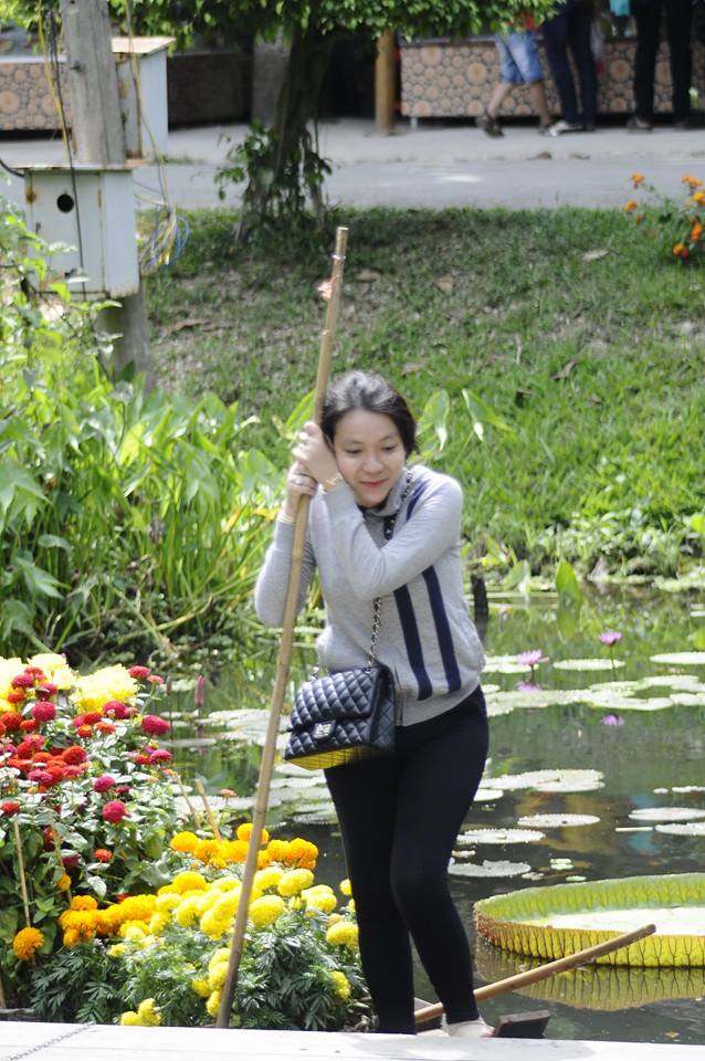 Chàng trai thích chơi búp bê được mẹ già vay tiền cho đi chuyển giới, bán cá khô gom góp trả nợ- Ảnh 3.
