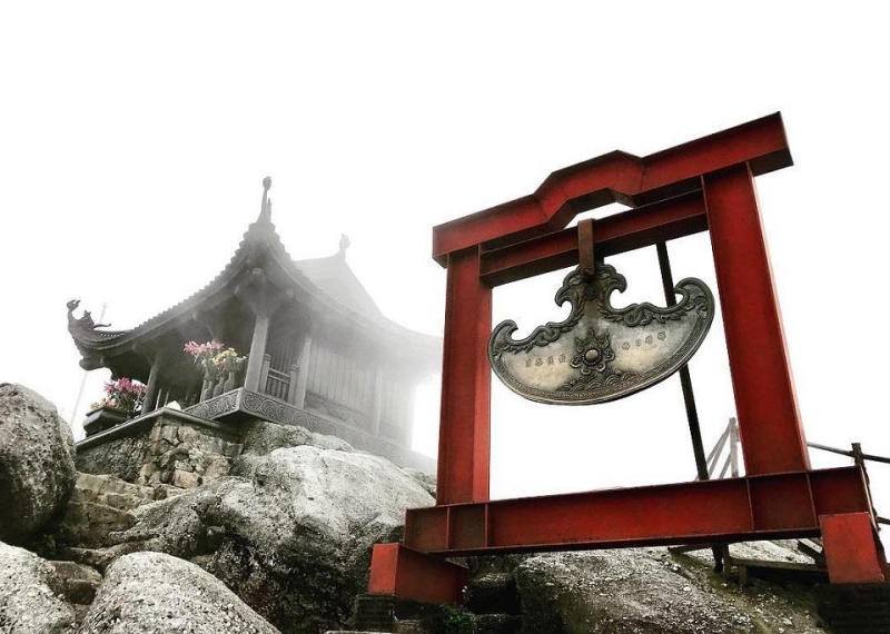 Ngôi chùa được đặt cao nhất Việt Nam nhiệt độ xuống 0 độ C, xuất hiện băng tuyết: Cách Hà Nội chỉ 130km - Ảnh 8. Ngôi chùa được đặt cao nhất Việt Nam nhiệt độ xuống 0 độ C, xuất hiện băng tuyết: Cách Hà Nội chỉ 130km - Ảnh 8.