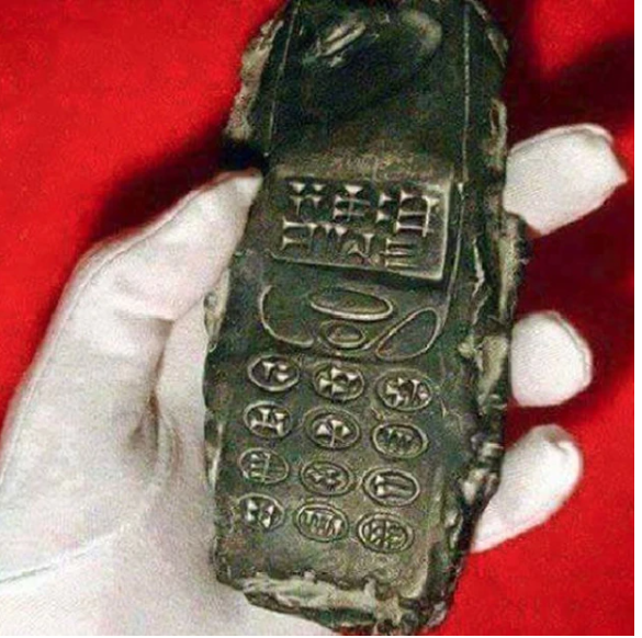 Khai quật mộ cổ, chuyên gia bất ngờ tìm thấy điện thoại Nokia 800 năm tuổi - Ảnh 1. Khai quật mộ cổ, chuyên gia bất ngờ tìm thấy điện thoại Nokia 800 năm tuổi - Ảnh 1.