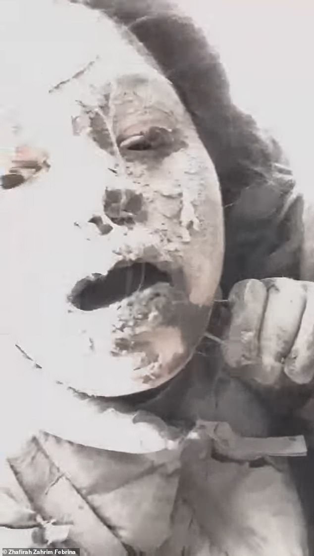 Hình ảnh gây sốc của cô gái bị tro núi lửa phủ kín mặt kêu cứu trong vụ núi lửa phun trào ở Indonesia - Ảnh 1. Hình ảnh gây sốc của cô gái bị tro núi lửa phủ kín mặt kêu cứu trong vụ núi lửa phun trào ở Indonesia - Ảnh 1.