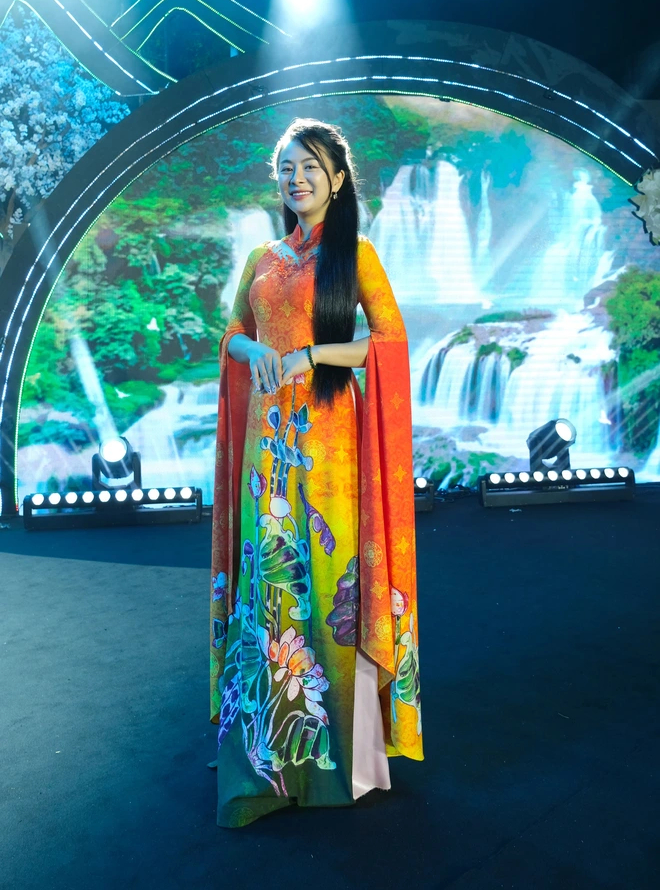 NTK Vũ Thảo Giang gửi gắm tình yêu quê hương trong BST Xứ sở Thần tiên - Non nước Cao Bằng - Ảnh 1. NTK Vũ Thảo Giang gửi gắm tình yêu quê hương trong BST Xứ sở Thần tiên - Non nước Cao Bằng - Ảnh 1.