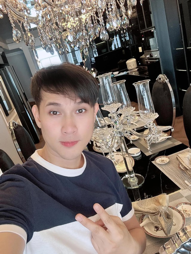 Nam ca sĩ Việt U50 đẹp trai, giàu có nhưng không vợ con, ở penthouse xa hoa 8 phòng ngủ, 10 toilet- Ảnh 2. Nam ca sĩ Việt U50 đẹp trai, giàu có nhưng không vợ con, ở penthouse xa hoa 8 phòng ngủ, 10 toilet- Ảnh 2.
