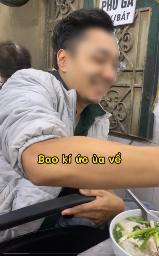 Chủ quán phở Hà Nội lên tiếng vụ đuổi người khuyết tật: "Nhân viên bê xe vào tận bàn chứ có đuổi đâu"- Ảnh 2. Chủ quán phở Hà Nội lên tiếng vụ đuổi người khuyết tật: "Nhân viên bê xe vào tận bàn chứ có đuổi đâu"- Ảnh 2.