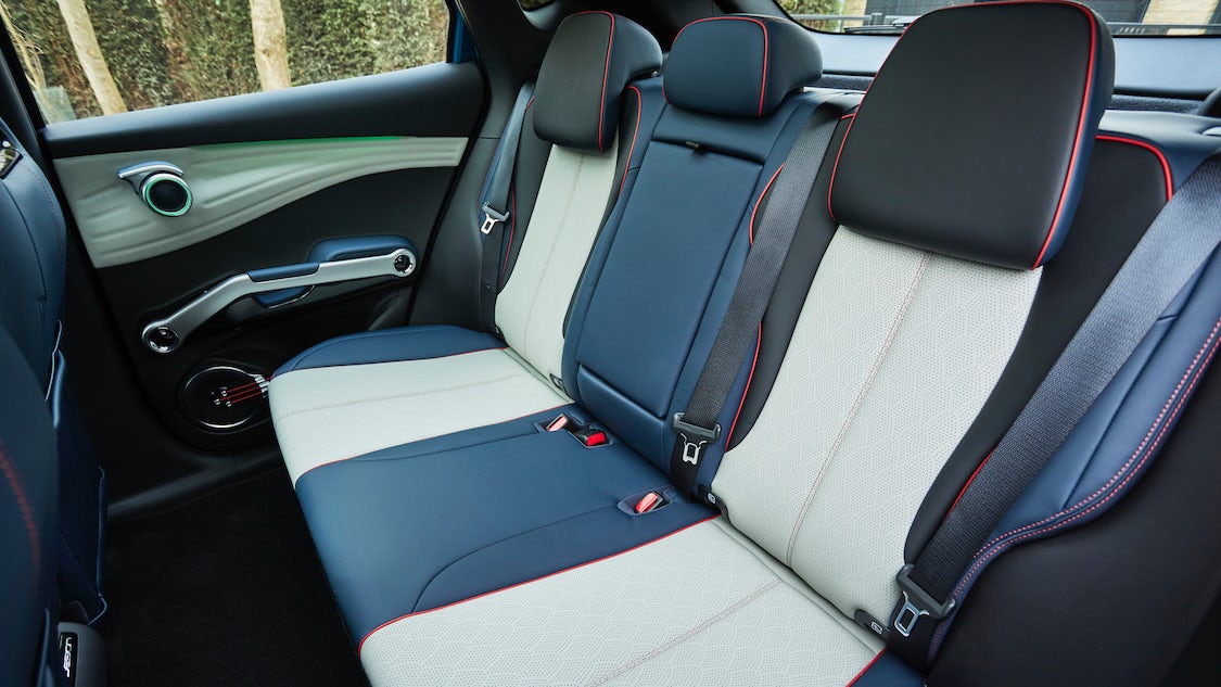 Đối thủ sừng sỏ của VF 7 khi VinFast vào Indonesia: Đến từ 'ông trùm' số 1 thế giới, - Ảnh 10. Đối thủ sừng sỏ của VF 7 khi VinFast vào Indonesia: Đến từ 'ông trùm' số 1 thế giới, - Ảnh 10.